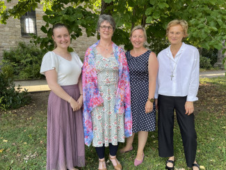 Religionspädagogin Anna-Lena Enser, Pfrin. Kerstin Kowalski, AK-Leiterin Carolin Groß und Dekanin Sabine Hirschmann